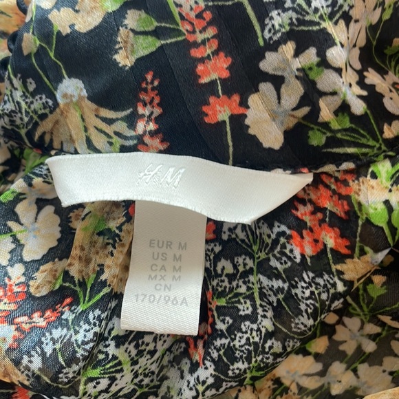 H&M long sleeve black and floral blouse with a mock neck and gold details - Picture 3 of 6